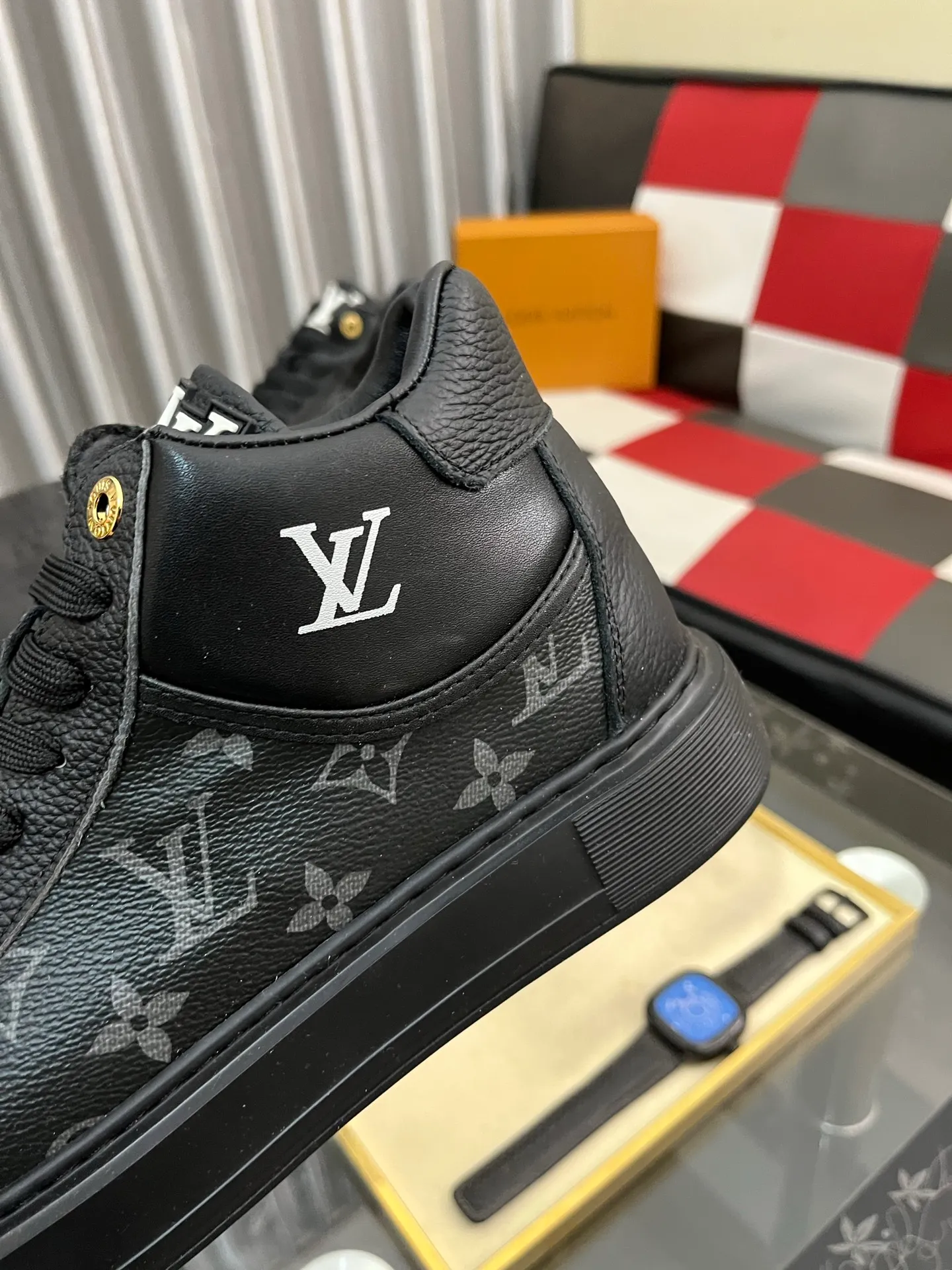Men's shoes 💰458⌚️⌚️《Louis vuitton/LV Louis Vuitton》original quality.~ Unique modern style sneakers. 🏃A must-have casual shoe for trendy men😍😍 Original brand imported from Italy, imported original leather, cowhide lining (refuses to discolor and grind feet) sole: original sole provided by the original factory, French lazy style design ⚠️Fit to the feet, original quality, super comfortable original sole. Code number: 38-442️⃣Colors available